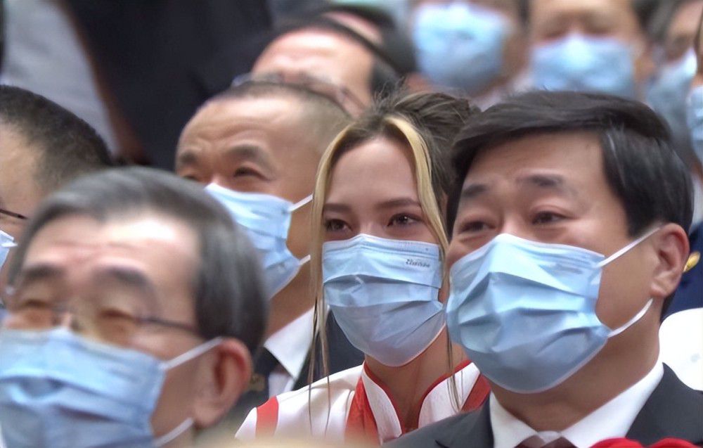 那年轻女人哭着说：爸、妈、小峰，你们是要逼死我吗？你们就算不心疼我，也得心疼心疼我肚子里的孩子吧？年轻男人说：姐，你要不要这么母爱泛滥啊？你才怀孕两个月而已，你肚子里的哪是什么孩子？不就是个受精卵吗？萧初然听到这里，叹了口气，道：说话的就是我高中同学一家人，看来他们家今天是不想让她出嫁......叶辰点了点头：听出来了，她那个弟弟就等着她的彩礼钱买房呢，在他眼里，他姐姐就是他的摇钱树，哪能就这么白白让她走了。
